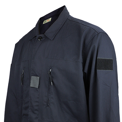 Bolsos verticais no peito uniforme do exército azul escuro