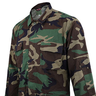 Bolsos no peito do uniforme do exército BDU