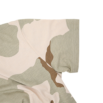 Camiseta de manga curta com camuflagem do deserto tricolor